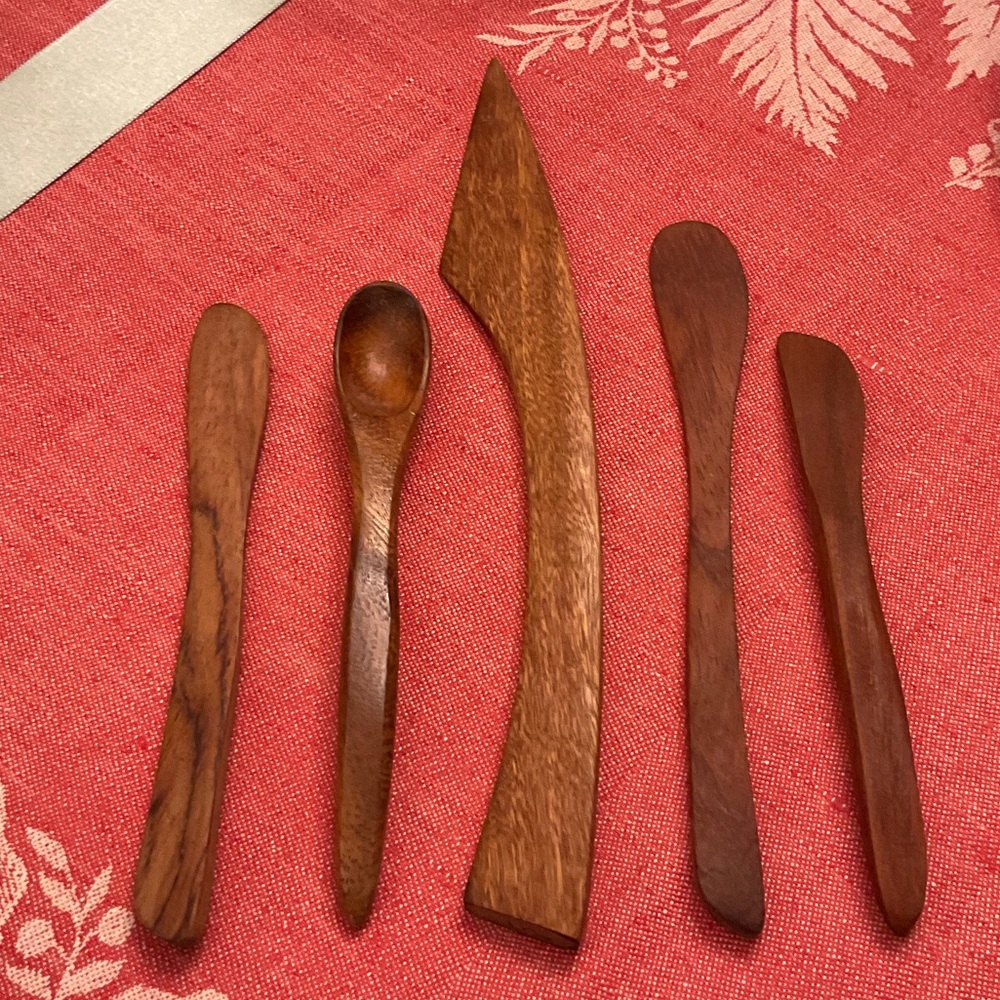 Beautiful handcarved set of 5 charcuterie board serving pieces. Vintage and Mint
